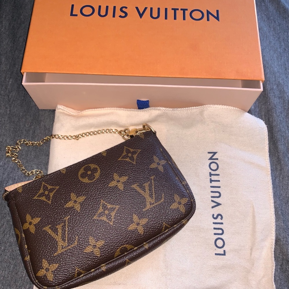 LOUIS VUITTON Monogram Mini Pochette